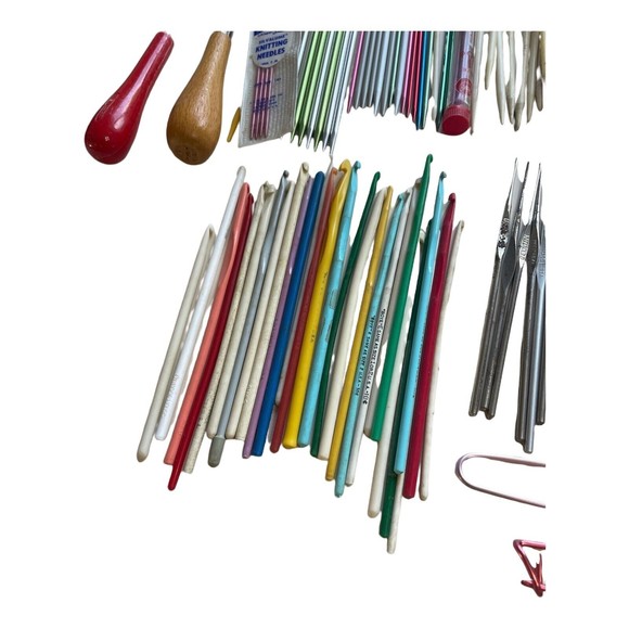 HUGE LOT VTG KNITTING  CROCHET NEEDLES BOYE  ALUMINUM Plastic WOOD ACCESSORIES - Picture 2 of 10